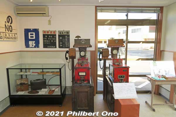 The red instruments are signalling block instruments for preventing collisions between trains. (タブレット閉塞器)
Keywords: shiga hino station Ohmi Railways omi Museum