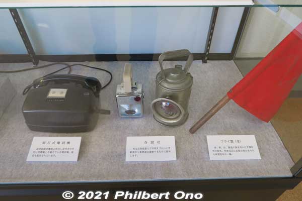 Magneto telephone with a crank (磁石式電話機), signal light, and red signal flag to signal the train.
Keywords: shiga hino station Ohmi Railways omi Museum