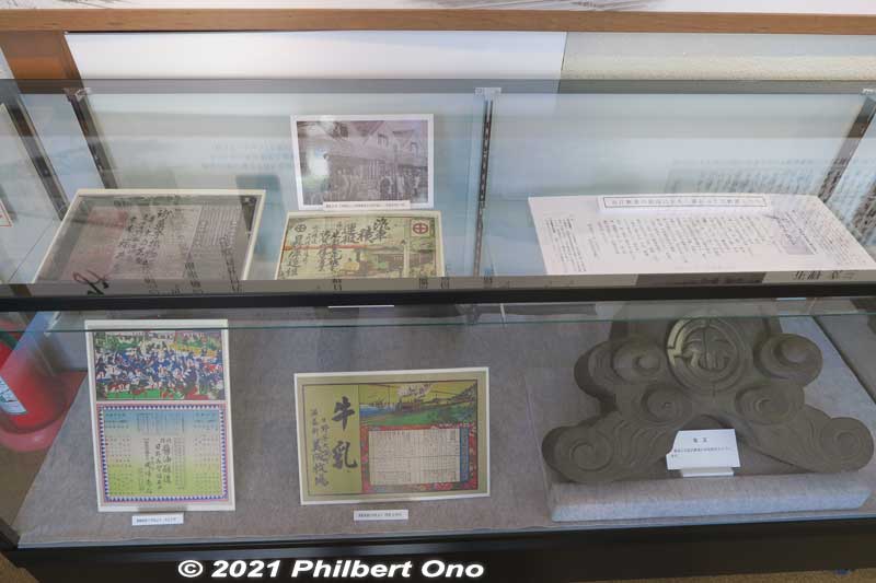 On the left are old flyers advertising local businesses in Hino while mentioning Hino Station. Lower right is a roof ornament that has the old crest of Ohmi Railways.
Keywords: shiga hino station Ohmi Railways omi Museum