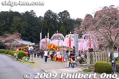 Minami Sanno Matsuri Festival is held annually on April 4 by Hieda Jinja Shrine in Okubo and Seon (大窪、清雲). 南山王の祭 [url=http://goo.gl/maps/zLxfv]Map[/url]
Keywords: shiga hino-cho Minami Sanno Matsuri Festival hoinobori streamers shigabestmatsuri