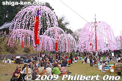 Minami Sanno Matsuri Festival is like a picnic under streamers called hoinobori. 
Keywords: shiga hino-cho Minami Sanno Matsuri Festival hoinobori streamers