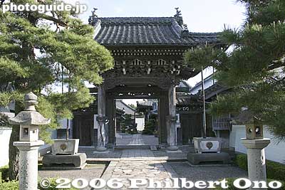 Shingyo-in Temple belongs to the Jodo-shu Buddhist Sect. It was the Gamou clan's family temple. 信楽院
Keywords: shiga hino-cho