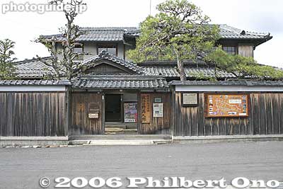 Omi Hino Merchant House. The former home of Hino merchant Yamanaka Hyouemon was donated to the town in 1981. Now a museum exhibiting the history and artifacts of the Hino merchants. 近江日野商人館
Small admission charged. Open 9 am to 4 pm, closed on Mon. and Fri. Close to the center of town. 

Address: Okubo 1011, Hino-cho
Phone No.: 0748-52-0007

山中兵右衛門
Keywords: shiga hino-cho omi merchants