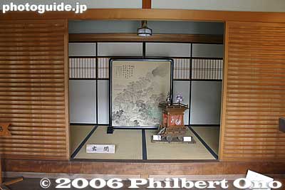 Entrance to Omi Hino Merchant House. [url=http://photoguide.jp/pix/albums/shiga/hino/shonin/shonin-kan.doc]Download the museum's English pamphlet here.[/url] [url=http://goo.gl/maps/dvQFm]Map[/url]
近江日野商人館
Keywords: shiga hino-cho omi merchants