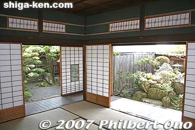 Inside a former Omi shonin home in Hino. A garden view in most rooms.
Keywords: shiga hino-cho omi merchants