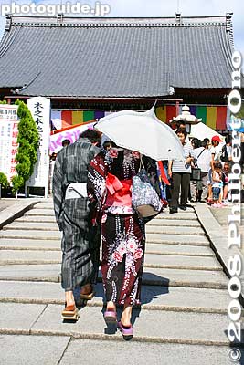 Going to worship at Kinomoto Jizo-in temple.
Keywords: shiga kinomoto-cho jizo-in buddhist temple ennichi summer festival matsuri crowds