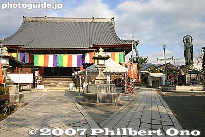 Kinomoto Jizo-in Hondo temple hall on the left and giant Jizo statue on the right. 木之本地蔵院
Keywords: shiga nagahama kinomoto-cho jizo-in buddhist japantemple