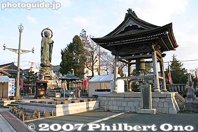 Jizo statue and temple bell
Keywords: shiga nagahama kinomoto-cho jizo-in buddhist temple