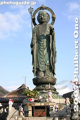 Built in 1894 (Meiji 27), the Jizo statue is Japan's largest Jizo statue. 地蔵大銅像
Keywords: shiga nagahama kinomoto-cho jizo-in buddhist temple japansculpture shigabestviews