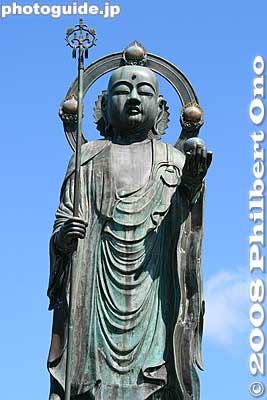 This statue is a large replica of the actual Jizo statue worshipped in the temple. 地蔵大銅像
Keywords: shiga nagahama kinomoto-cho jizo-in buddhist temple