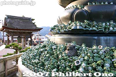 Base of giant Jizo statue and frogs. Buy a frog for 1,000 yen and write your name and age on it and place it here. 身代わり蛙
Keywords: shiga nagahama kinomoto-cho jizo-in buddhist temple frog