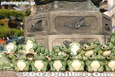 One eye is closed. For people with eye or vision/health problems, the frogs are trying to take their place and bear the problem while the Jizo is to give blessings to the person. 身代わり蛙
Keywords: shiga nagahama kinomoto-cho jizo-in buddhist temple frog