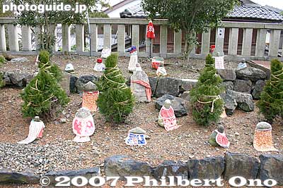 Small Jizo statues
Keywords: shiga nagahama kinomoto-cho jizo-in buddhist temple