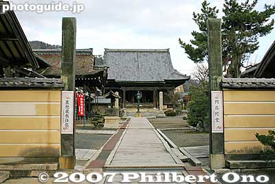 Entrance to Amida-do temple which is next to the Jizo temple 阿弥陀堂
Keywords: shiga nagahama kinomoto-cho jizo-in buddhist temple