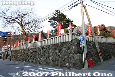 Temple walls as seen from the Hokkoku Kaido road.
Keywords: shiga nagahama kinomoto-cho jizo-in buddhist temple
