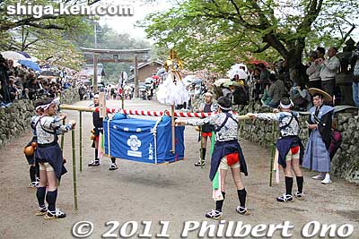 The crate is carried by two men in the front and one man in the back.
Keywords: shiga koka aburahi matsuri shrine 
