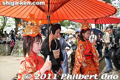 Two chigo girls and a court lady. 女房と稚児
Keywords: shiga koka aburahi matsuri shrine 