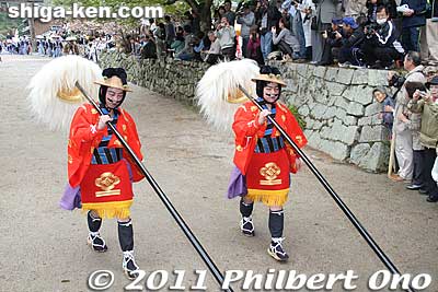 Keyari-yakko carrying fur-tipped spears enter the Romon Gate. 毛槍奴
Keywords: shiga koka aburahi matsuri shrine 