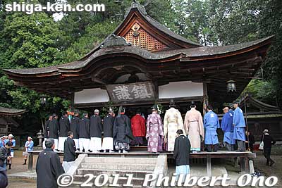 After everyone arrives at the shrine, they hold a Shinto ceremony.
Keywords: shiga koka aburahi matsuri shrine 