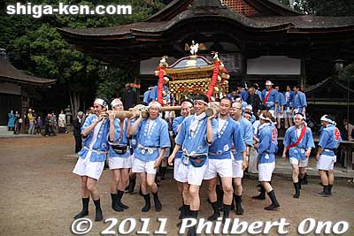 They carried the mikoshi around a few times.
Keywords: shiga koka aburahi matsuri shrine 