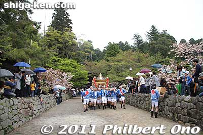 Leaving the shrine. The procession is headed by the two mikoshi.
Keywords: shiga koka aburahi matsuri shrine mikoshi portable