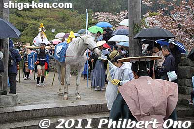The procession includes the Sacred Horse. 神馬
Keywords: shiga koka aburahi matsuri shrine festival
