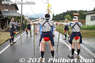 The procession proceeds across town on a 9 km circular route bringing them back to Aburahi Shrine in the late afternoon. They head for the Otabisho rest place.
Keywords: shiga koka aburahi matsuri shrine festival