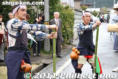 Every few minutes, the Nagamochi yakko-furi unit stops and sings the song as people in the neighborhood come out and watch.
Keywords: shiga koka aburahi matsuri shrine festival