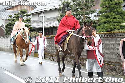 Shrine priest on horseback.
Keywords: shiga koka aburahi matsuri shrine festival