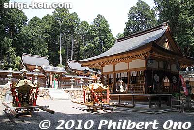 Haiden Hall on the right and children's mikoshi on the left.
Keywords: shiga koka tsuchiyama tagi jinja shrine shinto 