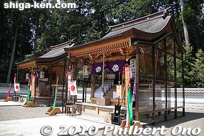 The main halls of both shrines: Tagi Daimyojin-no-Miya on the right and Tenmangu on the left. In 2005, both these shrine buildings were rebuilt anew. They look very new and nice.
Keywords: shiga koka tsuchiyama tagi jinja shrine shinto 