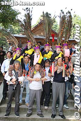 The kenketo dancers are put on men's shoulders whenever they are not dancing.
Keywords: shiga koka tsuchiyama tagi jinja shrine shinto kenketo matsuri festival odori dance 