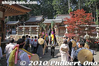 The boys were then taken to the shrine.
Keywords: shiga koka tsuchiyama tagi jinja shrine shinto kenketo matsuri festival odori dance 