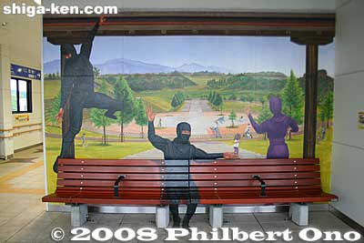 This painting uses a real bench where you can sit down and pose with the ninja. JR Koka Station on the JR Kusatsu Line, Shiga Prefecture.
Keywords: shiga koka station train ninja paintings