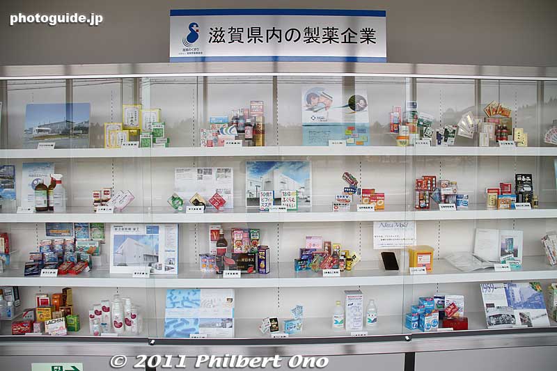 Display case showing medicines made by pharmaceutical companies in Koka.
Keywords: shiga koka Kusuri Gakushukan medicine museum pharmaceutical