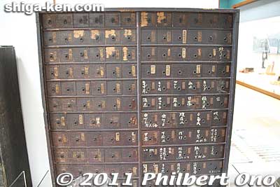 Medicine cabinet.
Keywords: shiga koka Kusuri Gakushukan medicine museum pharmaceutical 