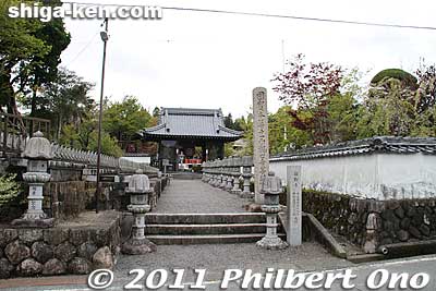 Rakuyaji temple entrance 櫟野寺 [url=http://goo.gl/maps/OCEyk]MAP[/url]
Keywords: shiga koka Rakuyaji temple