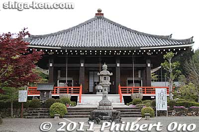 Rakuyaji temple main worship hall. Inside is Japan's largest statue of a seated Kannon Buddha with 11 faces. The Buddha is hidden, shown only once every 33 years. Last shown in fall 2018. 日本最大坐仏十一面観音菩薩 櫟野寺
Keywords: shiga koka Rakuyaji temple