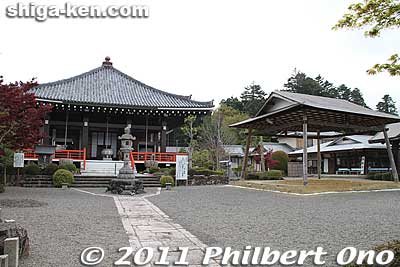 Rakuyaji temple Hondo hall and sumo ring. However, the seated Buddha is behind closed doors, and public viewing is rare. We can only see a picture of it. Photography is not allowed.
Keywords: shiga koka Rakuyaji temple