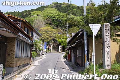Walk further along and there is this path to Daikoji temple. 
Keywords: shiga koka minakuchi-juku tokaido road post town 