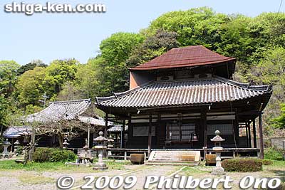 Daikoji temple was founded in 684 by priest Gyoki (行基) who installed a wooden Thousand-Arm Kannon statue (now missing). 大岡寺
Keywords: shiga koka minakuchi-juku tokaido road post town