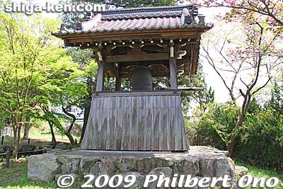 Daikoji temple's bell tower. 「木造千手観音立像」と「木造阿弥陀如来立像」は寺の関係者が勝手に持ち出したあと第三者に売り渡された。
Keywords: shiga koka minakuchi-juku tokaido road post town