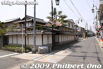 This is the site of Minakuchi-juku's Toiyaba which was like a travel logistics office and lodging reservations agency. Staffed by one or more people, it handled horses, messengers, luggage, helpers, etc. 問屋場
Keywords: shiga koka minakuchi-juku tokaido road post town 