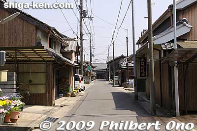 A more traditional-looking part of the former Tokaido Road.
Keywords: shiga koka minakuchi-juku tokaido road post town 