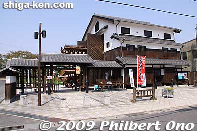 A short walk from Minakuchi Ishibashi Station is Minakuchi Chubu Community Center.
Keywords: shiga koka minakuchi-juku tokaido road post town 