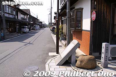 Minakuchi Stone at this corner is nicknamed Chikara Ishi (Stone of Strength) and was made famous by a woodblock print during the Edo Period. 力石
Keywords: shiga koka minakuchi-juku tokaido road post town 