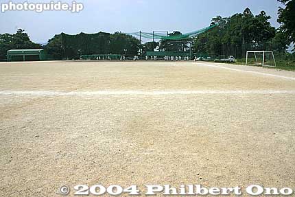 The Honmaru (main keep) is now the sports ground for Minakuchi High School.
Keywords: shiga koka minakuchi-juku tokaido post town castle 