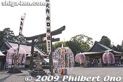 Minakuchi Jinja Shrine, which holds the annual Minakuchi Hikiyama Matsuri on April 19-20, is decorated for the festival. Map: https://goo.gl/maps/yZ2c6hMoGQJ2
Keywords: shiga koka minakuchi hikiyama matsuri festival floats