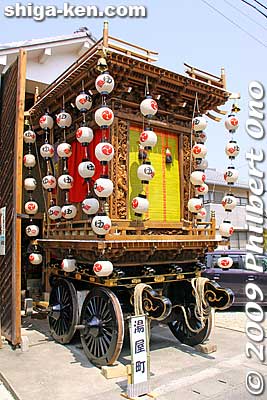 Minakuchi's hikiyama have four wheels and two levels. The wooden construction is complex and the carvings are exquisite.
Keywords: shiga koka minakuchi hikiyama matsuri festival floats  