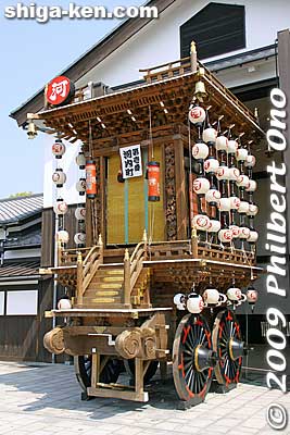 Unlike the floats used in Kyoto's famous Gion Matsuri, Minakuchi's hikiyama floats are not disassembled. They are stored in their constructed state. Koka, Shiga.
Keywords: shiga koka minakuchi hikiyama matsuri festival floats  shigabestmatsuri